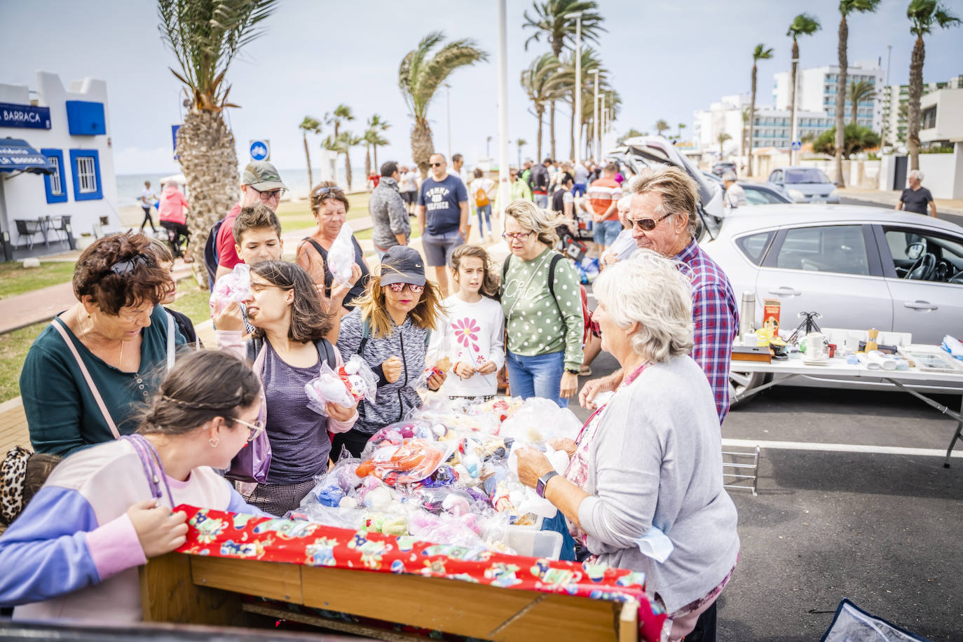 Gran ambiente en el XIII Car Boot Sale de la Urbanización
