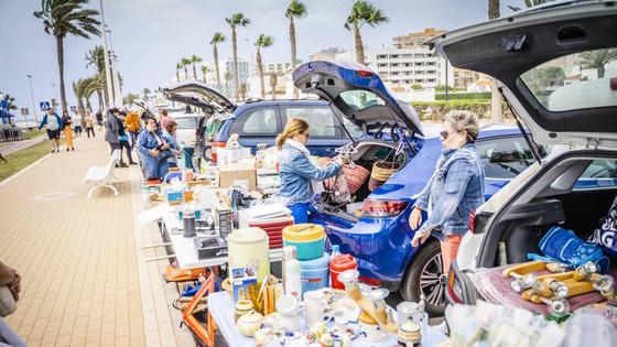 Gran ambiente en el XIII Car Boot Sale de la Urbanización