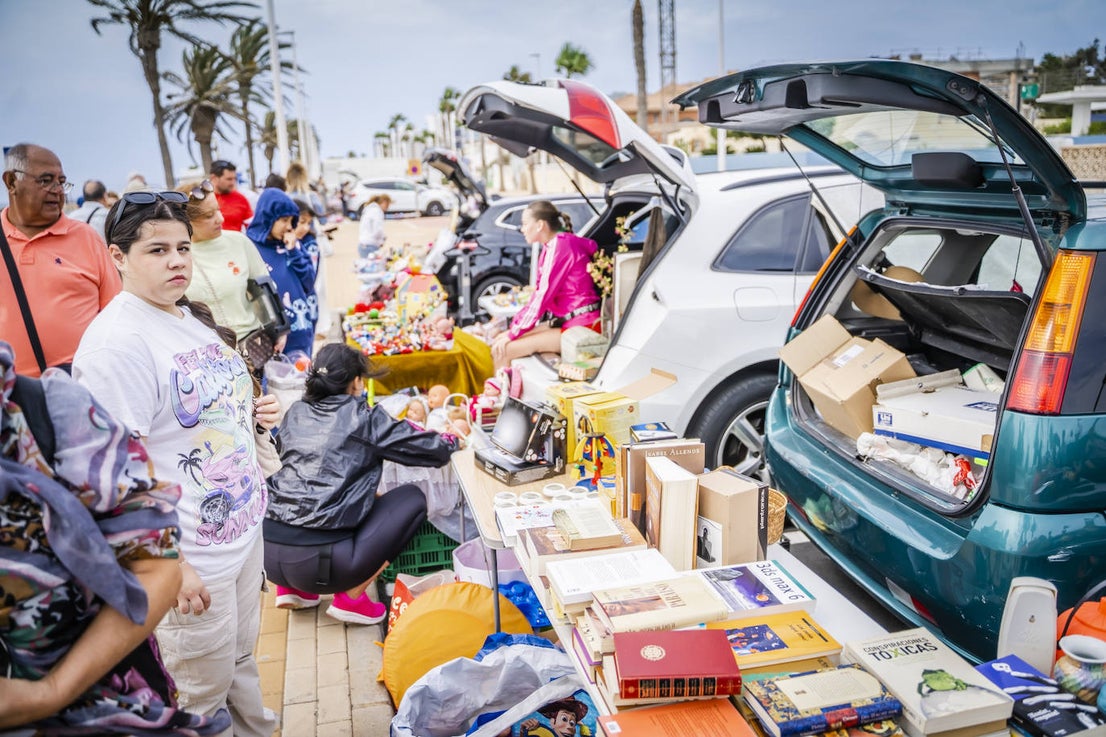 Gran ambiente en el XIII Car Boot Sale de la Urbanización