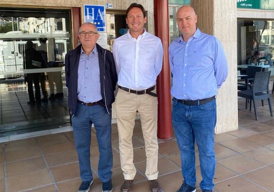 De izquierda a derecha, Emilio Hernández, secretario de Asempal Roquetas de Mar; Antonio Cambil, presidente, y José Arturo Egea, vicepresidente.