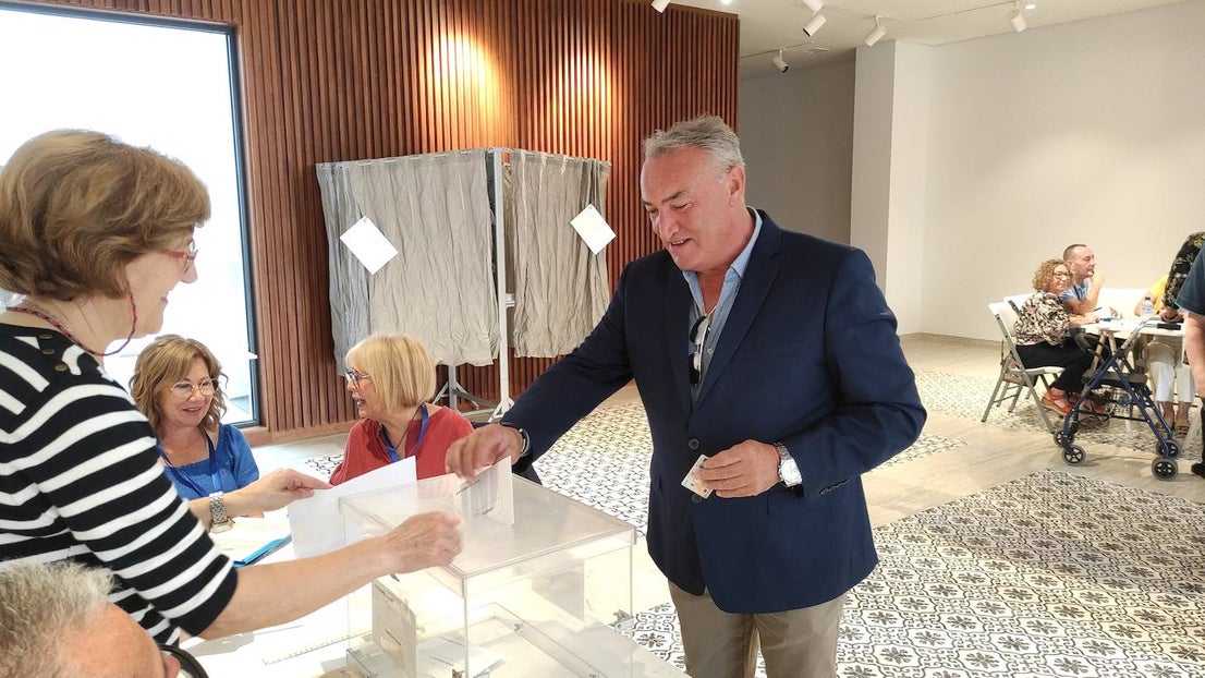 Los candidatos de Roquetas votan en la jornada electoral