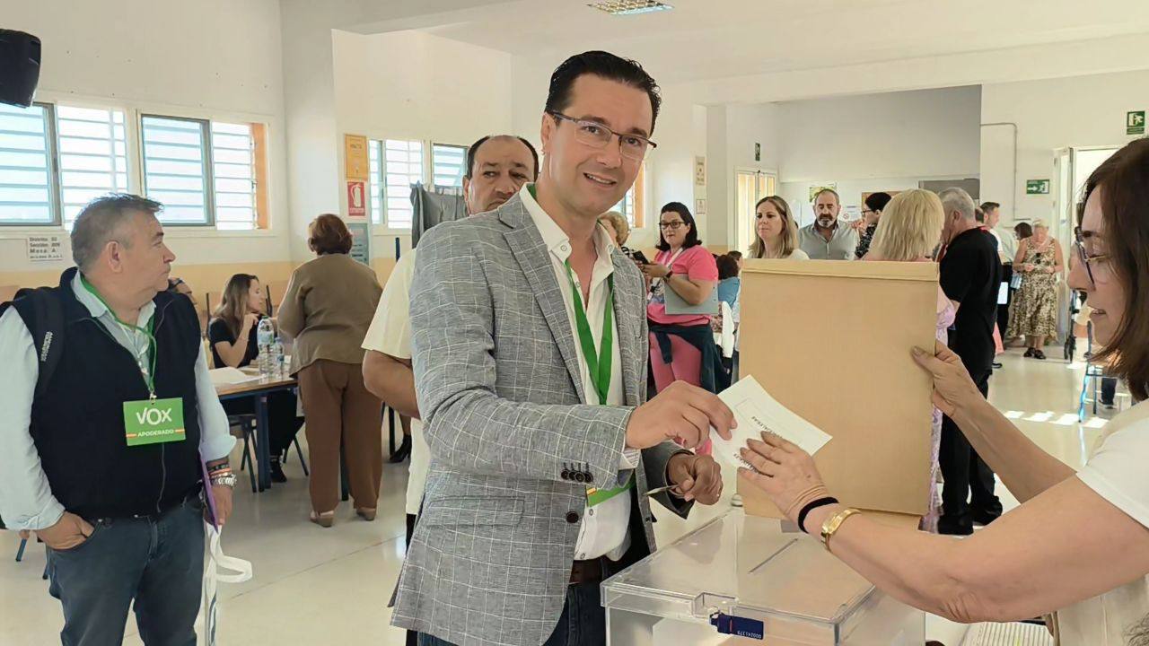 Los candidatos de Roquetas votan en la jornada electoral