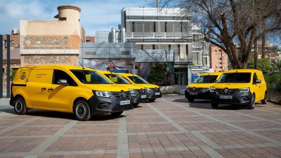 Ya están operativas nuevas furgonetas eléctricas de Correos en Roquetas de Mar