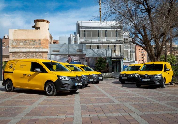 Ya están operativas nuevas furgonetas eléctricas de Correos en Roquetas de Mar