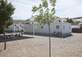 La Junta trasladará unas aulas prefabricadas con 20 años de antigüedad del IES Turaniana al IES Algazul