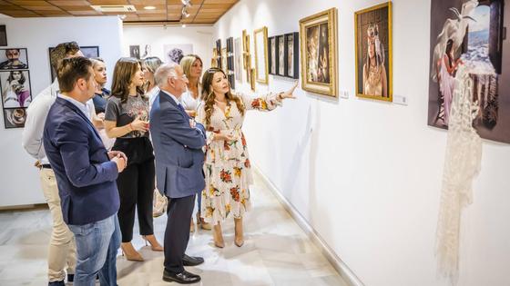 Roquetas clausura sus talleres de cerámica, fotografía y pintura con una exposición