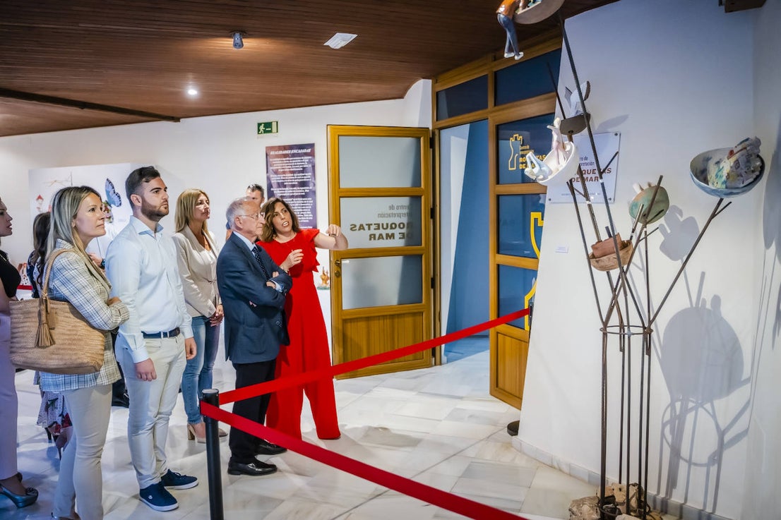 Roquetas clausura sus talleres de cerámica, fotografía y pintura con una exposición