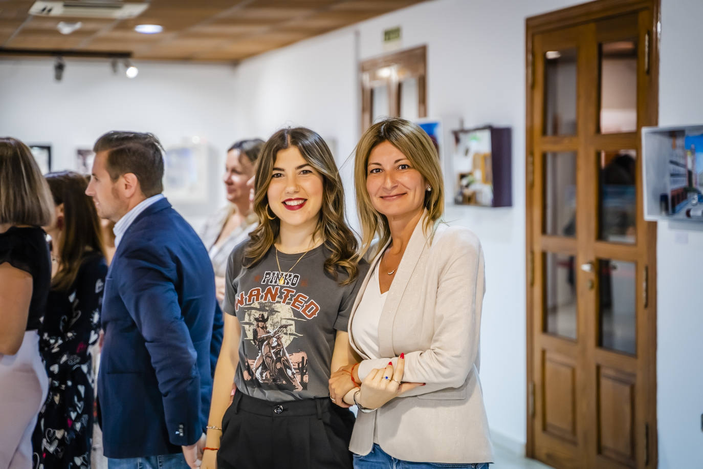Roquetas clausura sus talleres de cerámica, fotografía y pintura con una exposición