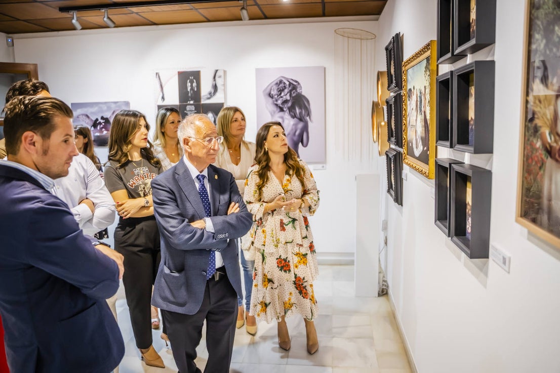 Roquetas clausura sus talleres de cerámica, fotografía y pintura con una exposición