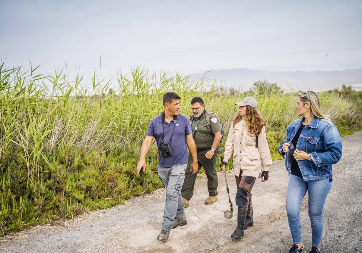 Técnicos y conservacionistas visitan la Ribera de la Algaida para analizar la presencia de mosquitos