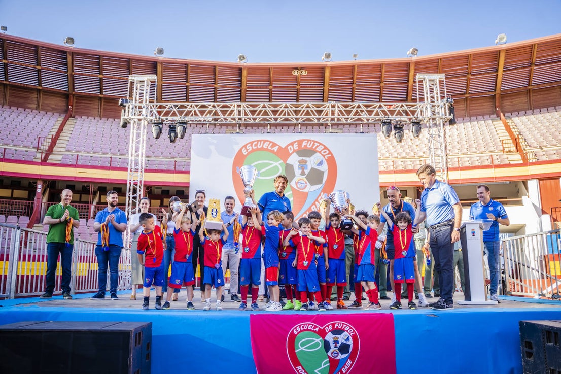 La Escuela de Fútbol de Roquetas clausura una temporada llena de éxitos