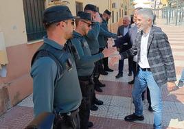 El ministro Grande-Marlaska saluda a guardias civiles del puesto de Roquetas en una reciente visita.