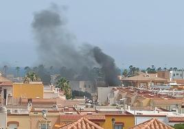 Un aparatoso incendio en La Romanilla moviliza a los Bomberos del Poniente