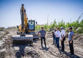 Roquetas limpia los cauces urbanos de sus ramblas