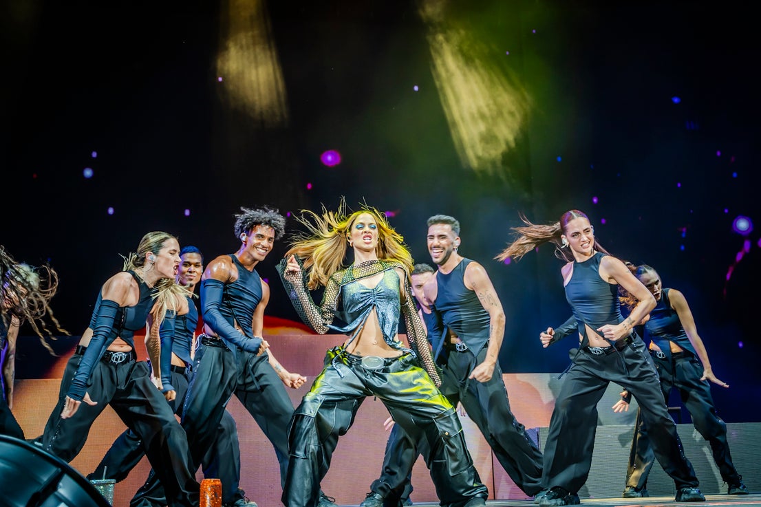 Tini sumerge a Roquetas en un ambiente espectacular