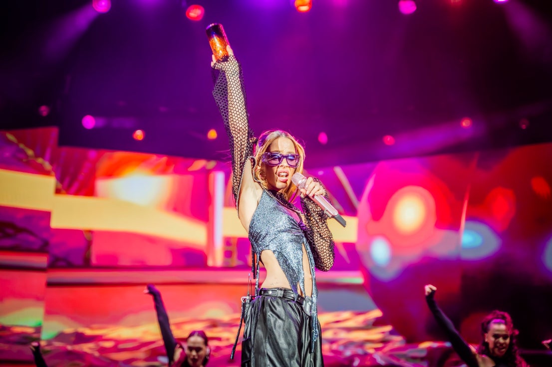 Tini sumerge a Roquetas en un ambiente espectacular