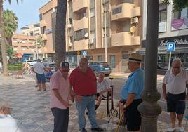 Personas mayores que aprovechan el rato para conversar en una zona de la localidad roquetera.