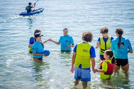 Numerosos jóvenes disfrutan de actividades veraniegas en la playa de la Romanilla