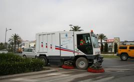 Camiones de la limpieza por la localidad de Roquetas de Mar.