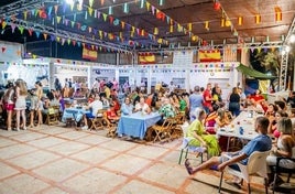 Una multitud de personas disfrutando de una cena con amigos.