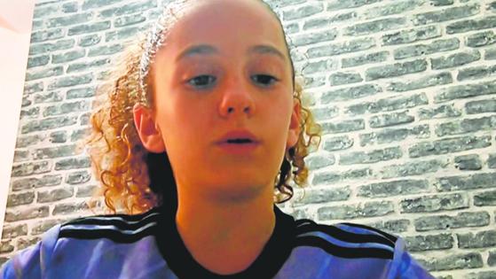 La denuncia viral de una niña le permite jugar con sus compañeros al fútbol