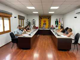 La imagen del pleno municipal conformado por el equipo de gobierno y la oposición, en el Ayuntamiento de La Mojonera.
