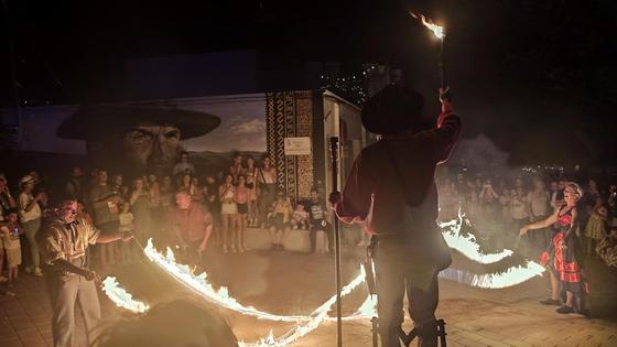 Miles de personas viven una mágica noche de cine 'Paseando entre velas'