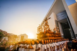 Costaleros marineros sacando al Cristo