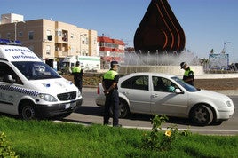 Varios agentes de la Policía Local se sitúan en una rotonda.