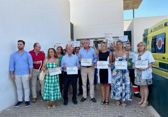 Concentración en repulsa por la agresión a sanitarios en el centro de salud Aguadulce Sur.