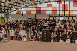 Una multitud de personas disfrutan de actividades en el recinto.