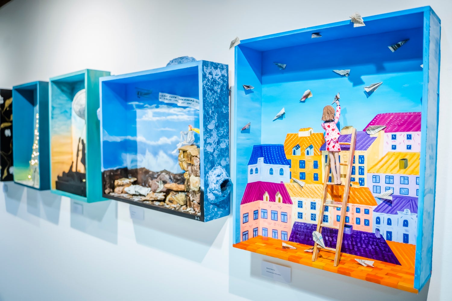 Roquetas de Mar organiza tres talleres de cerámica, pintura y fotografía