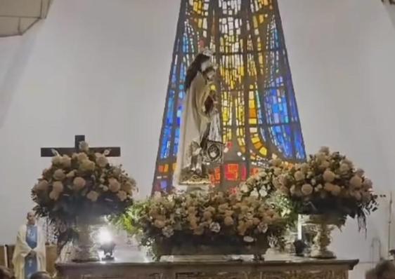 La Virgen María se encontraba en la iglesia.