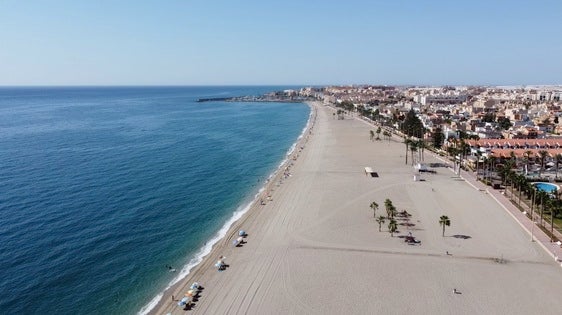 Vista aérea de la playa de la Romanilla, una de las más destacadas de todo el poniente almeriense