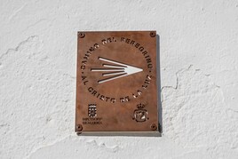 La placa que conmemora el Camino del peregrino por Roquetas de Mar.