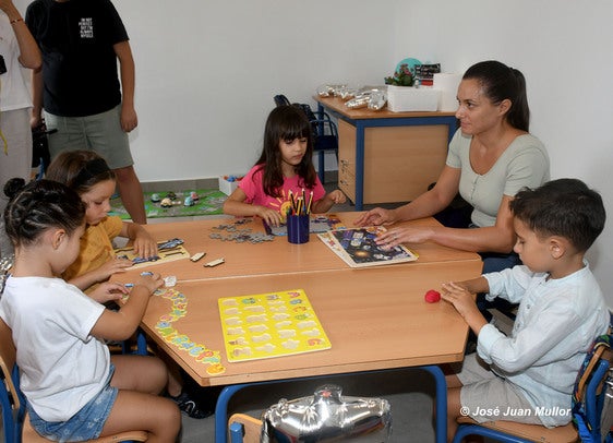 La maestra Patricia Silva trabaja con los alumnos en una de las aulas del colegio, dependiente de Felix.