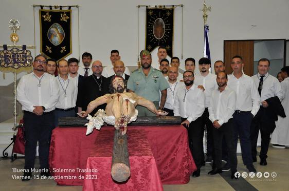 Imagen grupal de hermanos y devotos del Cristo de la Buena Muerte.