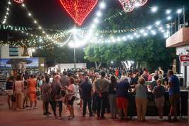 La plaza de la Villa de Vícar reunió a una gran cantidad de personas todas las noches en los festejos.