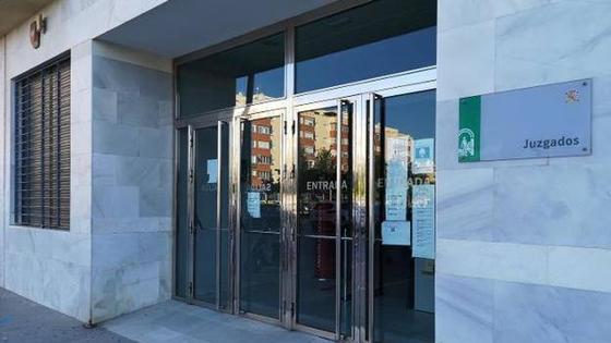 Condenado a ocho meses de cárcel por agredir a un guardia civil en la puerta de su casa