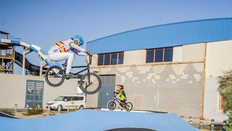 Roquetas estrena el Pump Track, uno de los circuitos deportivos más grandes de Andalucía