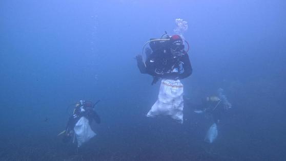 Más de 140 kilos de basura recogidos de fondos marinos