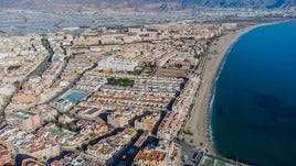 Imagen aérea de Roquetas de Mar donde se divisa parte del sector hostelero, playa e invernaderos al fondo.