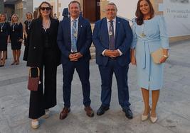 Miembros del PSOE de Roquetas de Mar al lado del Consistorio.