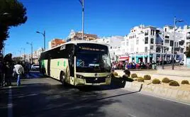 Un autobús recorre una de las zonas más transitadas de Aguadulce, en el municipio de Roquetas de Mar.