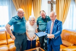 El alcalde de la localidad, Gabriel Amat, recibiendo la placa.