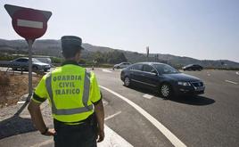 Un Guardia Civil vigila el tráfico en una localidad.