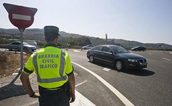 Un Guardia Civil vigila el tráfico en una localidad.