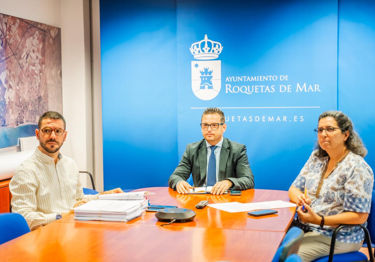 Algunos integrantes de la Comisión Informativa, en Roquetas.
