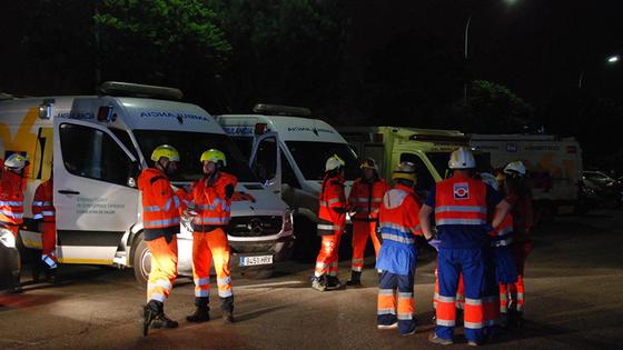 Rescatan a una persona atrapada tras un accidente entre una furgoneta y un turismo en Roquetas