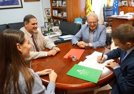 El alcalde de Vícar junto con una concejala y varios delegados de la Junta de Andalucía a la hora de la firma.